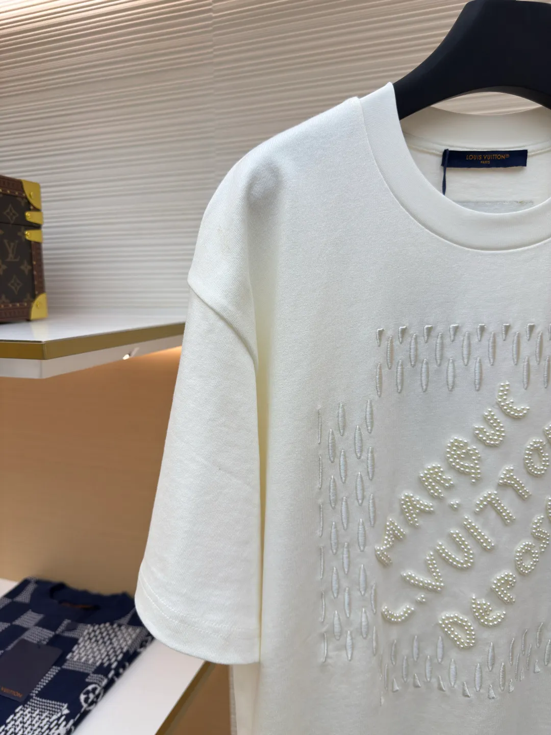 LOUIS VUITTON embroidered beaded letter T-shirt ●Authentic product: 13000 purchased and developed ●Item number: 1680221-A85 ●Fabric: combed cotton fabric ●Technology: embroidery production ●Version: fitted version ●Weight: about 420 grams ●Size: XS-S-M-L ●Description: The fabric is made of 26s double-ply combed cotton + long-staple cotton blended compact siro yarn. The rib is made of 26s+32s yarn 1*1 cylinder machine open width rib. The front panel is embroidered with Tajima embroidery machine imported from Japan. The thick plate rubber pad is polyester mercerized. Thread three-dimensional hemming embroidery, purchase Y version to manually point each bead, open a cardboard mold, and scan powder for precise positioning of a single piece. The beads are made of 4-mile round pearlescent white bubble beads, made by hand crochet technology, and all single beads are tied with hooks and threads to ensure that they are placed at the powder scan position. The overall wiring is straight and delicate, the fabric is comfortable and soft, and the color is consistent without color difference. It can be matched with the same style to create a fashionable look and control various occasions. Customized accessories, complete with three standards, same style for men and women!